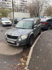 Skoda Yeti 2013 год выпуска, VIN XW8JF25L5DH710864, госномер Х433КТ799. ПТС и СТС оригиналы, 2 комплекта ключей. Автомобиль на ходу, имеется трещина на лобовом стекле и многочисленные мелкие царапины и сколы по кузову.