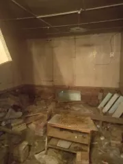 Здание нежилое (здание магазина), общей площадью 131,9 кв.м. и 
Земельный участок, общей площадью 210+/-10,0 кв.м, 
Адрес: Волгоградская область, х. Абрамов, ул. Кленовая, д. 1 
(Совместное имущество с бывшей супругой). 
Не является предметом залога