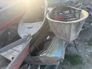 Металлическая лодка без бортовых номеров, 1 шт.