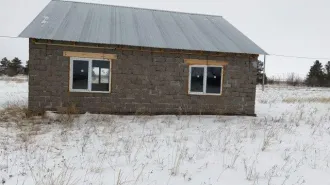 Земельный участок площадью 700 кв.м и объект незавершенного строительства в Соль-Илецке по адресу: Оренбургская область, г. Соль-Илецк, ул. Гумилёва. Кадастровый номер участка: 56:47:0101023:867. Объект незавершенного строительства жилого назначения, площадью застройки 98.5 кв.м, в 1 этаж…