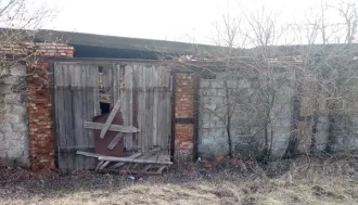 Нежилое здание гаража общей площадью 161,7 кв. метра с кадастровым номером 66:09:0401014:553, расположенное по адресу: Свердловская область, Верхотурский район, г. Верхотурье, Гараж, ул. Комсомольская, д. 34, и земельный участок, на котором оно расположено, с кадастровым номером 66:09:0401014:47…