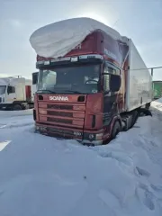 Грузовой-тягач седельный Scania R124L420 2000 года, VIN XLER4X20004424775. Техническое состояние: требуется полное текущее обслуживание – транспортное средство не используется с ноября 2025г., износ шин 60–70%, требуется замена аккумуляторов.