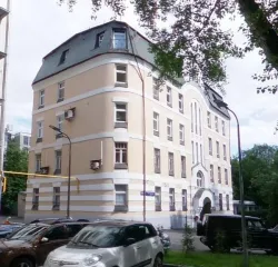 1/4 доля в праве на квартиру площадью 103 кв.м по адресу: г. Москва, ул. Спиридоновка, д.16, стр. 2, кв.13, кадастровый номер 77:01:0001068:1557. Объект находится под арестом с запретом регистрационных действий.