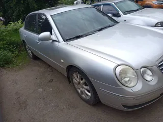 Kia Opirus, 2009 года, 267 лс, 200000 км, АКПП. Год выпуска – 2009, VIN XWELD225390000507. Имеются сколы, следы коррозии, отслоение лака, местами отслоение хрома, подтеки технических жидкостей. Передние фары затерты. На сиденьях имеются потертости и растрескивания обивки. Требует ремонт передней…