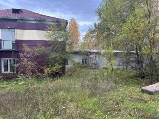 Административное здание 992,2 кв. м, право аренды участка 3559 кв. м, Республика Хакасия. Административное здание, общежитие на 48 мест, назначение: нежилое помещение, 3-х этажное, общей площадью 992,2 кв. м, адрес (местонахождение) объекта: Республика Хакасия, г. Саяногорск, пгт. Майна…