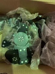 Запчасти для бензопилы и оборудование: гидроусилитель в сборе, трак гусеничный, электромотор, вал стальной соединительный. Металлическая крышка корпуса редуктора для цепной пилы серебристого цвета с техническими отверстиями и прорезями. Металлическое полотно для бензопилы продолговатой формы серого…