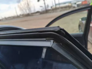 Kia Ceed, 2009 года, 122 лс, 262067 км, АКПП, vin XWEFF522390006537, СТС, ПТС и два ключа (один из них сломан), залог — нет, пробег 262к, по кузову очень много косяков, вмятин сколов и царапин, ржавое и дырявое и еще помятое левое крыло, ремонтировали левую сторону после дтп сделали плохо краска…