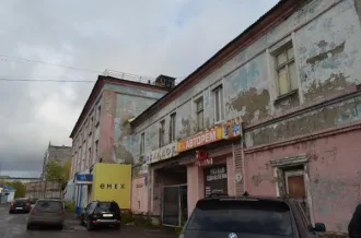 Здание администрации 1096.7 кв.м, участок 1460 кв.м, Республика Коми, г. Воркута, ул. Промышленной индустрии, 2. Кадастровый номер участка: 11:16:1706007:432. Кадастровый номер здания: 11:16:1706007:67.