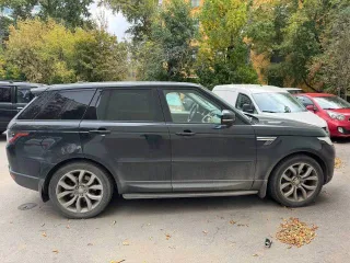 Land Rover Range Rover Sport 2013 года, VIN SALWA2FFXEA324100. При осмотре установлено: дефект лакокрасочного покрытия (отслоение краски) эмблемы на крышке багажника; дефект лакокрасочного покрытия (отслоение краски) декоративной накладки на капоте; механическое повреждение накладки переднего…