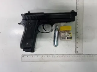 Пневматический газобаллонный пистолет Stelker ST-41061B/STB серия и номер "Cal.4,5 BB" с руководством по эксплуатации. Банка с 621 стальной сферической пулькой 4,5 мм. Газовый баллон "Quarta Air Strike". Пневматический пистолет Umarex Clook-22 с газовым баллоном. Три баночки с пулями.