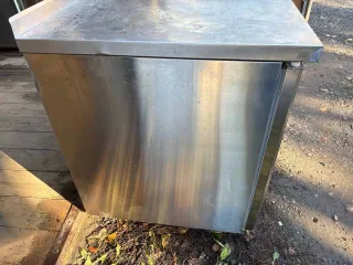 Finist СХСм-700-3 холодильный стол. Является бывшим в употреблении имуществом, могут иметься скрытые недостатки.