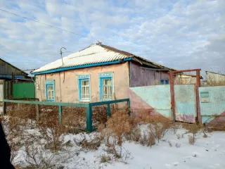 Земельный участок 1275 м² и жилой дом 56,1 м², Курганская область. Участок с кадастровым номером 45:14:020103:188, площадью 1275 кв. м., и жилой дом с кадастровым номером 45:14:020103:261, площадью 56,1 кв. м., расположенные по адресу: 641640, Россия, Курганская область, Петуховский, Петухово…