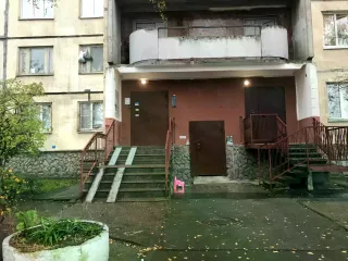 Квартира 47,8 кв.м, Санкт-Петербург, ул. Котина, д. 7, корп. 1, литера А, кв. 41, 5 этаж. Кадастровый номер: 78:40:0008304:5420. Принадлежит на праве долевой собственности от 22.12.2016 (1/2 доли) и от 29.03.2017 (1/2 доли). В ЕГРН зарегистрированы ограничения права и обременения - запрещения…