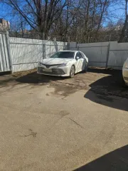 Легковой автомобиль (седан) Toyota Camry, 2019 г.в., г/н Т200АК761, VIN XW7BFYHK40S141954, белого цвета, сколы и царапины по всему кузову, решетка радиатора снята, находится в залоге. Адрес: г. Москва, Подушкинский путепровод, д. 1, стр. 1.