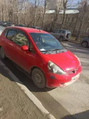 Honda Fit 2001 года, 86 лс, 320000 км, АКПП, идентификационный номер GD11015179, цвет красный, мощность двигателя 86 лс. Не работают задние стеклоподъемники, в 2024 году установлен контрактный двигатель и коробка вариатор, правый порог и крылья гнилые.