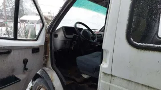 ГАЗ 2705, 2002. Автомобиль ГАЗ, модель: 2705, год изготовления: 2002 г.в., VIN: ХТН27050020242987, г.р.з. Т647УЕ47, вид собственности – совместная с супругом Арефьевым А.А. Автомобиль в неудовлетворительном состоянии, не находу, имеет сквозную коррозию металла по всему кузову, некомплектен…
