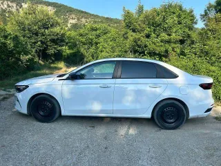 Geely Emgrand 2023 года, 122 л.с., 178316 км, АКПП, VIN: LB3F31031PG026812, цвет кузова белый. Находится на хранении у должника: Россия, Краснодарский край, г. Геленджик, СНТ "Контур", ул. Пчелиная, д. 14. Все фото автомобиля сделаны летом 2026 г. Автомобиль в настоящее время технически исправен.