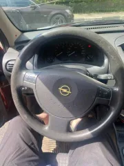 Opel Corsa 2003 года, цвет темно-красный. VIN: W0L0XCF6834415266. Мощность двигателя 75 л.с. (55 кВт), объем 1199 куб.см. Максимальная масса 1430 кг, масса без нагрузки 1035 кг.