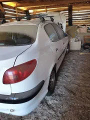 Peugeot 206, 2008 года, 75 лс, 350000 км. Легковой автомобиль Пежо206, год выпуска 2008, VIN VF32BKFWA72790272, номер двигателя 13186015814, государственный регистрационный знак Е130ЕУ178. Требуется ремонт.
