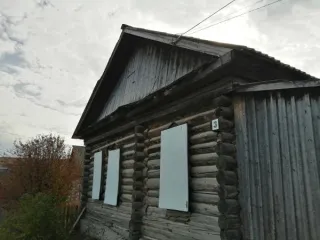 Нежилое помещение 42.7 кв. м с участком по адресу: Пермский край, Октябрьский городской округ, д. Большой Сарс, ул. Мира, д. 3. Назначение: нежилое, площадь 42,7 кв. м, с земельным участком площадью 62 кв. м. Кадастровые номера: 59:27:0721001:838 (помещение), 59:27:0721001:105 (участок).