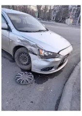 Mitsubishi Lancer, 2012 года, 117 л.с., 217000 км, АКПП. Транспортное средство Mitsubishi Lancer, VIN JMBSRCY1ACU005564, год выпуска 2012. На левом переднем крыле небольшая вмятина. По правой передней стороне: помят капот, крыло, бампер и колесо. Автомобиль заводится, но ход не проверялся. Возможно…