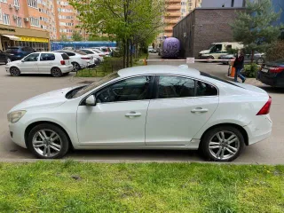 Volvo S60, 2012 года, 249 лс, 223801 км, АКПП. Автомобиль легковой, VIN: YV1FS61H0D2180414, цвет белый. Транспортное средство находится по адресу: г. Краснодар, ул. Кореновская, д.3. Автомобиль на ходу, оригиналы 2 комплекта ключей.