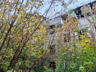 Нежилое здание: здание бывших детских яслей №1 Площадь 721 кв м Кадастровый номер 50:05:0110209:19 Адрес Московская область р-н Сергиево-Посадский г Краснозаводск ул 1 Мая д 29 Земельный участок площадью 4230 кв м Кадастровый номер 50:05:0110209:1 Адрес Местоположение установлено относительно…