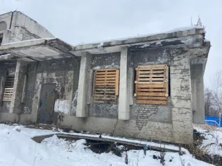 Продается 2/3 доли в праве общей долевой собственности на нежилое здание подросткового клуба "Россич". Общая площадь 511.3 кв. м. Адрес: Хабаровский край, г. Хабаровск, ул. Герцена, д. 2А. Кадастровый номер 27:23:0050724:16. Цена 9 816 300 руб. (НДС не облагается). Задаток 2 454 075 руб. Шаг…