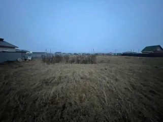 Земельный участок, адрес: Россия, Ленинградская область, р-н Волосовский, п. Кикерино, площадь: 1 003 кв. м., кадастровый номер: 47:22:0618008:513, категория/ВРИ - ЗНП/ИЖС. Находится в залоге у ПАО "Sberbank".