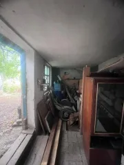 Продается имущество в Таганроге по адресу: пер. 9-й Новый, д. 1-б. В состав входят: нежилое здание общей площадью 123,5 кв. м (1 этаж), сарай 14,8 кв. м, туалет 5,1 кв. м (реестровый номер П2300001090) и земельный участок площадью 383 кв. м (кадастровый номер 61:58:0004023:2). Общая площадь…