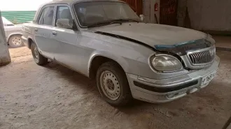 ГАЗ-31105 2008 года выпуска. Объем двигателя 2429 см³, мощность 72,2 кВт. Коробка передач механическая, 5-ступенчатая, привод задний. Государственный регистрационный знак Р168РА 22. VIN номер X9631105081425959. Экологический класс не указан. Дата регистрации 2001-03-01. Модель GAZSff05.