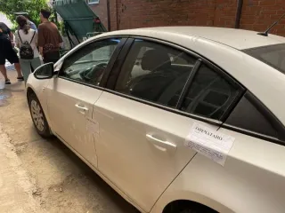 Легковой автомобиль (седан) Chevrolet Cruze, 2011 г.в., г/н В774НХ161, VIN XUFJA696JB3040020, белого цвета, имеются потертости на переднем бампере, вмятина на переднем правом крыле, вмятина в нижней части задней левой двери, пробег 127 766 км. Адрес: Ростовская область, г. Таганрог, пер. 21-й, д…