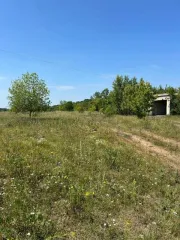 Имущественный комплекс 271.5 кв.м и земельный участок 26471 кв.м, Белгородская область, Шебекинский район, п. Поляна, в границах земель ЗАО «Донец». В составе: нежилое здание площадью 271,5 кв. м. (КН 31:17:0101001:677) и земельный участок площадью 26471 кв.м. (КН 31:17:0103011:13).