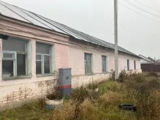 Административное здание 348.1 кв.м и гараж, Саратовская область. Имущественный комплекс: нежилое здание с кадастровым номером 64:39:000000:102, нежилое здание (гараж) с кадастровым номером 64:39:000000:103, расположенное на земельном участке с кадастровым номером 64:39:030235:15. Нежилое…