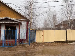 Административное здание с земельным участком Административное здание, общая площадь – 170,8 кв.м., фундамент – бетонный ленточный, стены и их наружные отделки – лафет, обшит профлистом, полы – дощатые, покрыты линолеумом, с кадастровым номером 14:10:010004:2088. Земельный участок, категория земель…