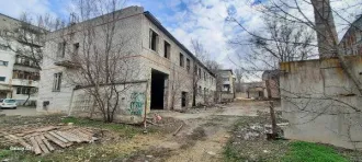 Административное здание 864,9 кв.м с земельным участком 708 кв.м Волгоград Нежилое основное строение (административное) общей площадью 864,9 кв.м (кадастровый номер 34:03:180001:1221) с земельным участком площадью 708 кв.м (кадастровый номер 34:03:180001:642). Волгоград, Советский район, тер…
