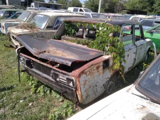 Автомобиль ВАЗ 21063 1983 года выпуска. VIN: XТА210630Е0974714, государственный регистрационный номер отсутствует. Кузов имеет очаги глубокой и сквозной коррозии пола, арок колес, дверей, деталей оперения, повреждения лакокрасочного покрытия и обивки. Деформированы: переднее и заднее крылья, все…