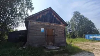 Нежилое здание с кад. номером 70:04:0100016:376, 40 кв.м., по адресу: Томская обл., р-н Верхнекетский, п. Центральный, ул. Советская, д.15, расположенное на земельном участке, принадлежащем муниципалитету (условия пользования никак не оформлены).