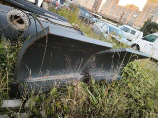 Мини-погрузчик Bobcat S850 заводской номер ACSL11164 Навесное оборудование щетка с бункером Sweeper Bucket 84 серийный номер А00А01354 снегоуборочный отвал V-Blade 84 серийный номер 084001021 угловая метла Angle Broom 84 серийный номер 231416282