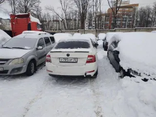 Skoda Octavia 2013 года выпуска, VIN XW8AC4NE8EH016970. Цвет белый, госномер О785НР32. Автомобиль в залоге. Не на ходу: не работает коробка передач, двигатель заводится. Состояние кузова требует покраски, имеются повреждения стоп-сигналов, множество сколов и царапин.