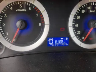 Geely GC6, 2014 года, 94 лс, 397464 км, легковой автомобиль, VIN X9W8624SGED000795, марка: Geely GC6, год изготовления: 2014, мощность двигателя, л. с. (кВт): 94, цвет: серебристый, вид собственности: индивидуальная, пробег 397464. На кузове невооруженным глазом видны следы коррозии.