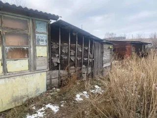 Земельный участок, кадастровый номер 64:03:080115:28, площадь 1011 кв.м., назначение для ведения личного подсобного хозяйства, адрес Саратовская область, Аткарский район, село Марфино, улица Подгорная, дом 17/1, размер доли 1/4. Рельеф преимущественно ровный. Здание жилое, кадастровый номер…