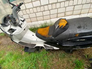 Suzuki Sky Wave категории А 1999 года выпуска, объем двигателя 385 куб.см, черный цвет, госномер отсутствует, номер двигателя К415 116175, номер рамы СК41А-102780. Назначение: pryamie.