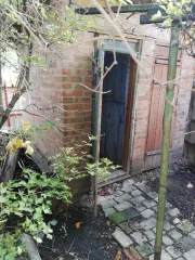 Продается имущество в Таганроге по адресу: пер. 9-й Новый, д. 1-б. В состав входят: нежилое здание общей площадью 123,5 кв. м (1 этаж), сарай 14,8 кв. м, туалет 5,1 кв. м (реестровый номер П2300001090) и земельный участок площадью 383 кв. м (кадастровый номер 61:58:0004023:2). Общая площадь…