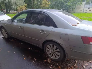 Hyundai Sonata, 2008 года, 174 лс, 450000 км, АКПП еще легковой автомобиль Hyundai Sonata; цвет – СЕРЫЙ; идентификационный номер (VIN – KMHEU41DP9A633825; год изготовления – 2008; автомобиль изношен, требует ремонта подвески, тормозов и кузова (ржавый)