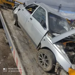 Автомобиль ВАЗ-21102, 2004 г., VIN: XTA21102040767489, г/н У475ТМ43 (фактически отсутствует), цвет – серебристый, задняя правая фара разбита, багажник открыт, правая передняя фара разбита, правая передняя и задняя двери разбиты, отсутствует стекло на дверях, капот автомобиля не закрыт полностью…