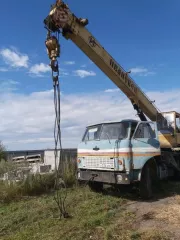 Автомобильный кран МАЗ 5334КС3577721, 1989 года выпуска, цвет – голубой, государственный номер Х336ХМ28, идентификационный номер (VIN) XTM53340000113058, номер шасси (рамы) 113058, номер двигателя 36807. Не работает гидроусилитель, течет масло, не исправны гидравлические цилиндры, раздаточный…