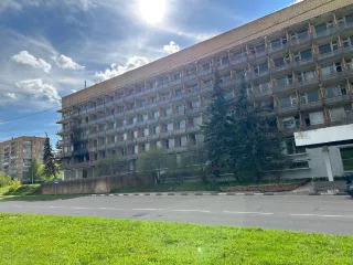 Здание, назначение: нежилое (гостиница), кад номер: 50:60:0020103:58; Площадь общая 9 365,4 кв. м
Здание, назначение: нежилое (проходная), кад номер: 50:60:0020103:55; Площадь общая 7,7 кв. м
Помещение, назначение: нежилое (теплица), кад номер: 50:60:0020103:92; Площадь 666,9 кв. м
Сооружение…