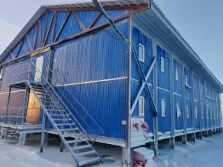 Модульное здание 760 кв.м ЯНАО Здание модульное инвентарное контейнерного типа Блок-контейнер МС-01 общежитие общей площадью 760,0 кв.м состоящий из 40 строительных бытовок 5900х2400 местонахождение ЯНАО Тазовский район территория Тазовского НГКМ