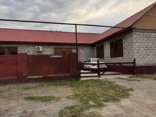 Жилой дом 190,2 кв.м и земельный участок 1000 кв.м Жилой дом, площадью 190,2 кв.м, кадастровый номер 20:04:1600061:2014; Земельный участок (для ведения личного подсобного хозяйства), площадью 1000+/-11 кв.м, кадастровый номер 20:04:1600061:902. Информация о коммунальных задолженностях судебным…